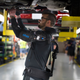 Imagen para el artículo titulado No son soldados del futuro, son los nuevos exoesqueletos de los empleados de Ford